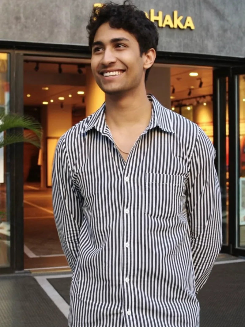 A customer wearing a Marvén shirt