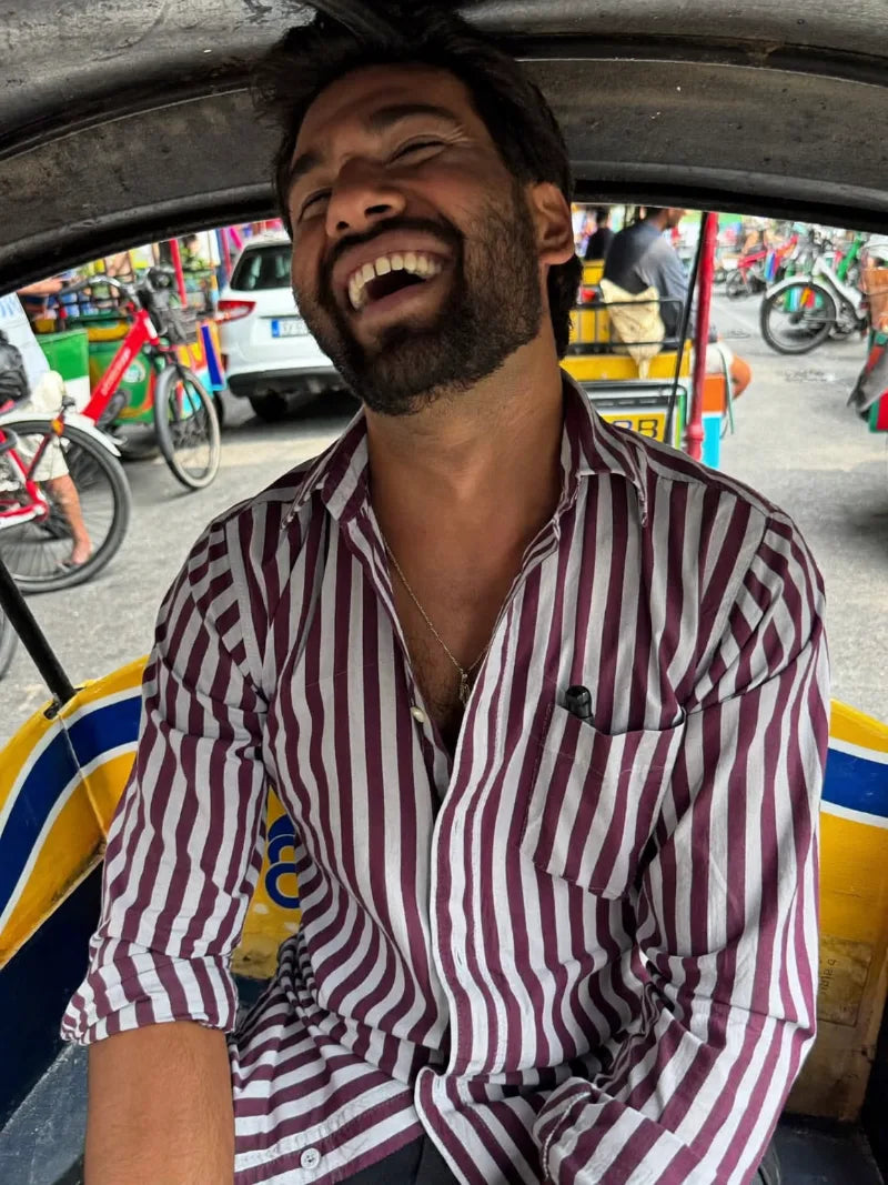 A customer wearing a Marvén shirt