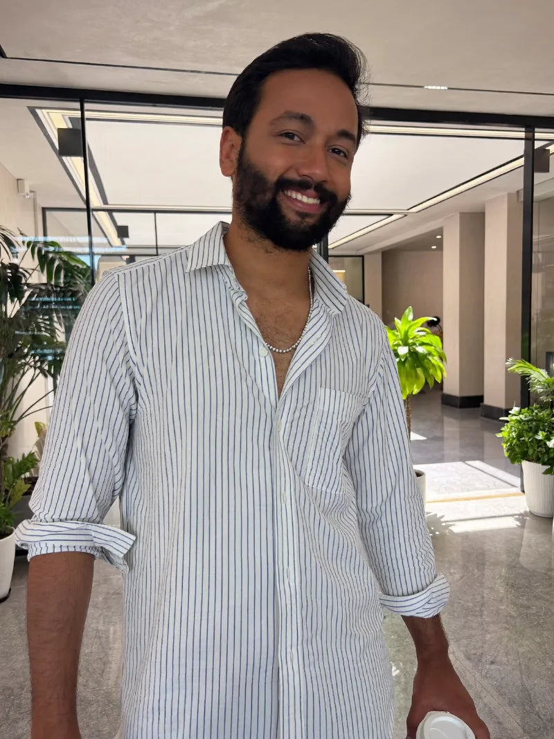 A customer wearing a Marvén shirt